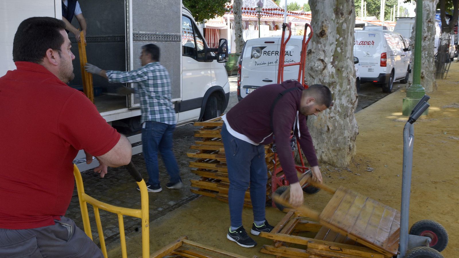 Los repartidores trabajando este viernes en el real.