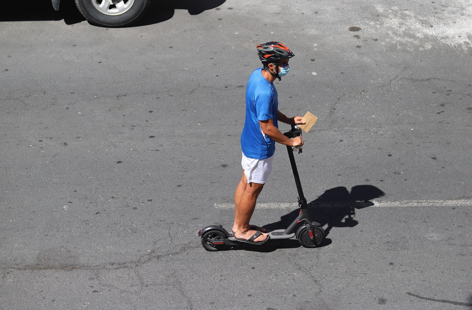 Hombre circula en un patinete eléctrico.
