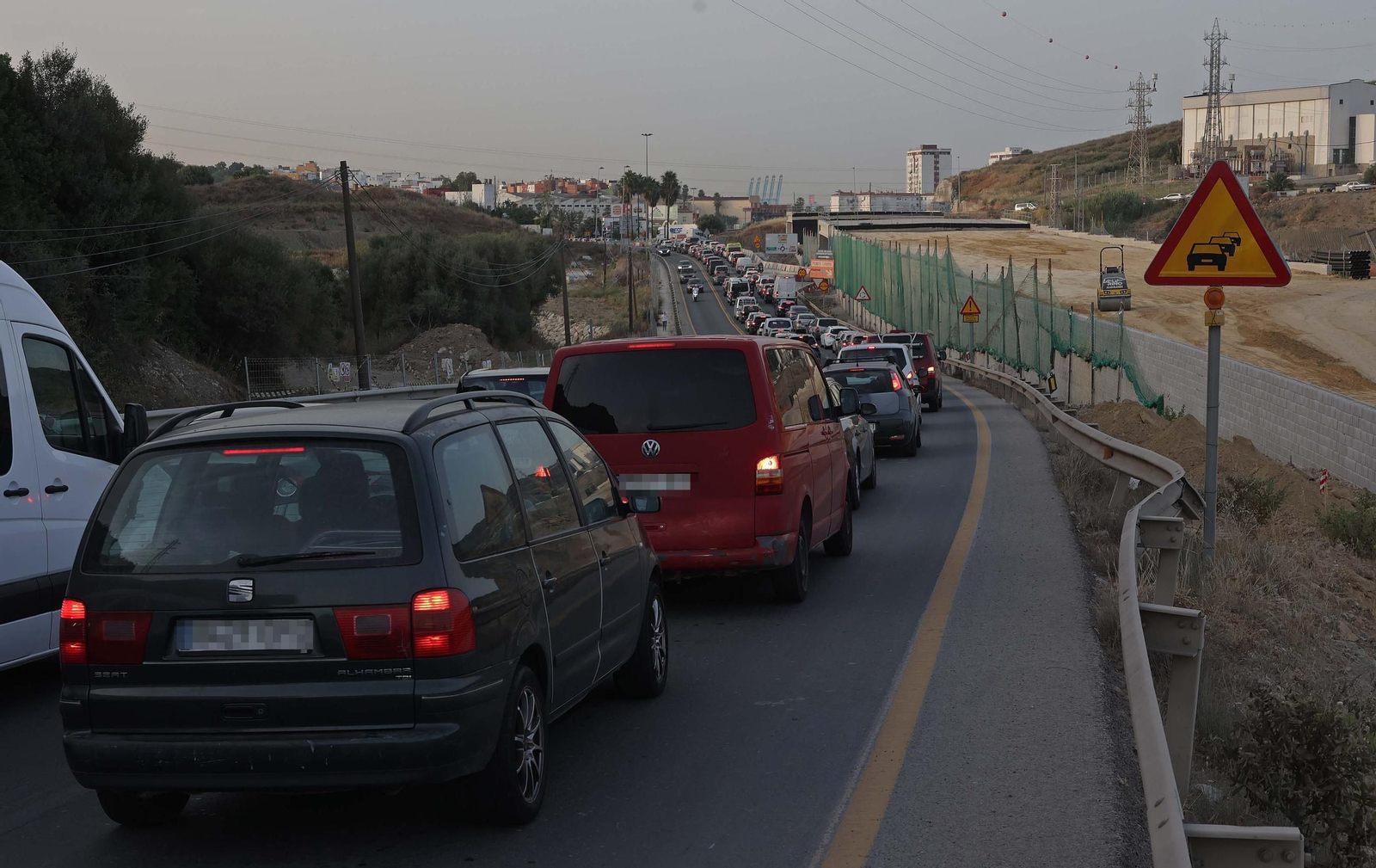 Fotos del colapso de tráfico en la N-340 por las obras del Acceso Sur de Algeciras