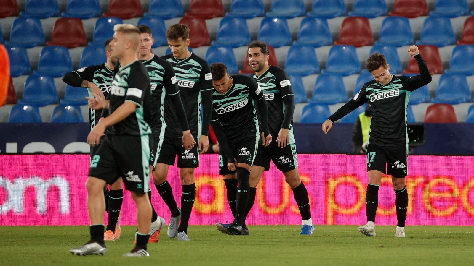 Los jugadores del Betis celebran uno de los goles ante el Torrent.