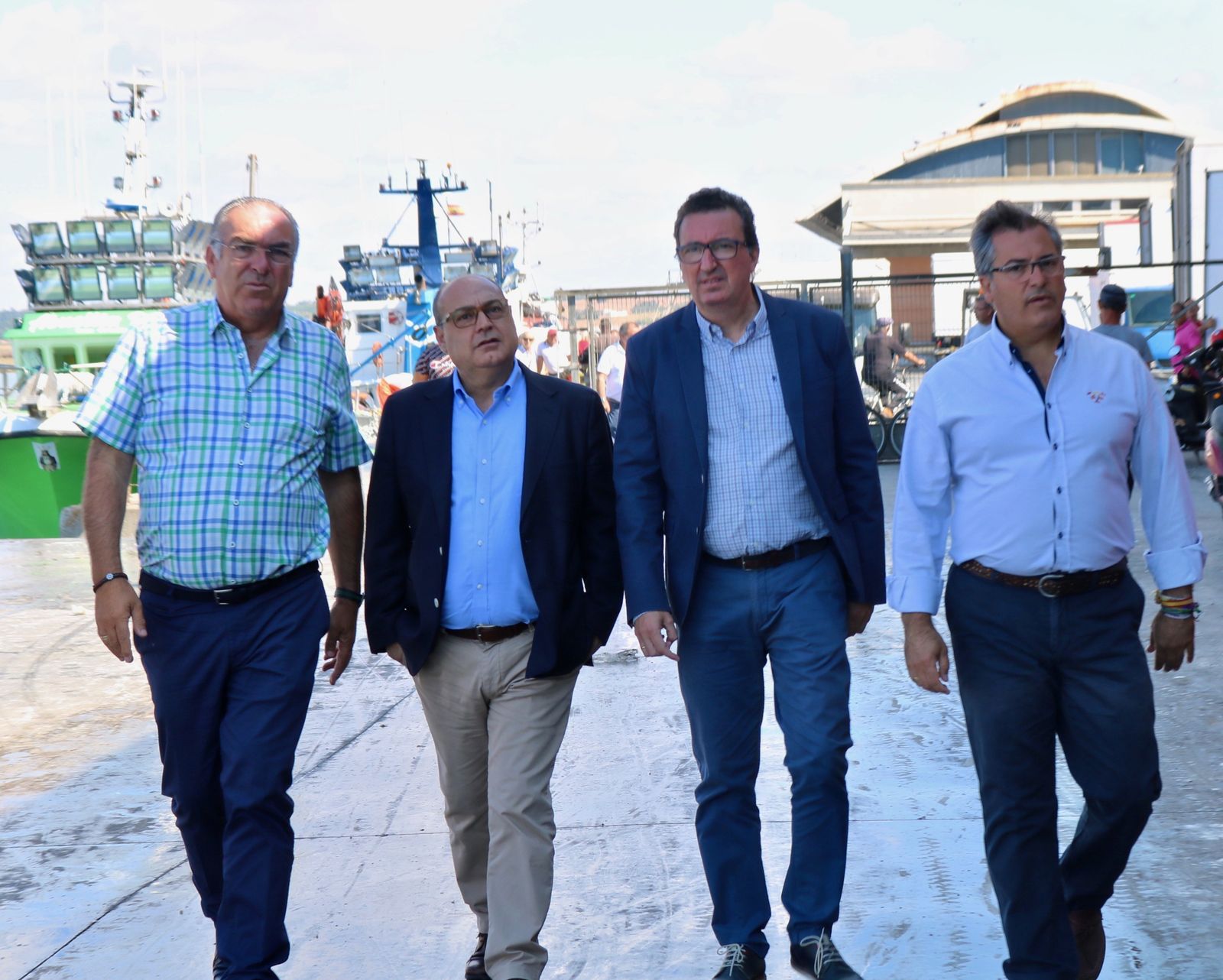 Visita de Manuel Andrés González a la lonja de Isla Cristina.