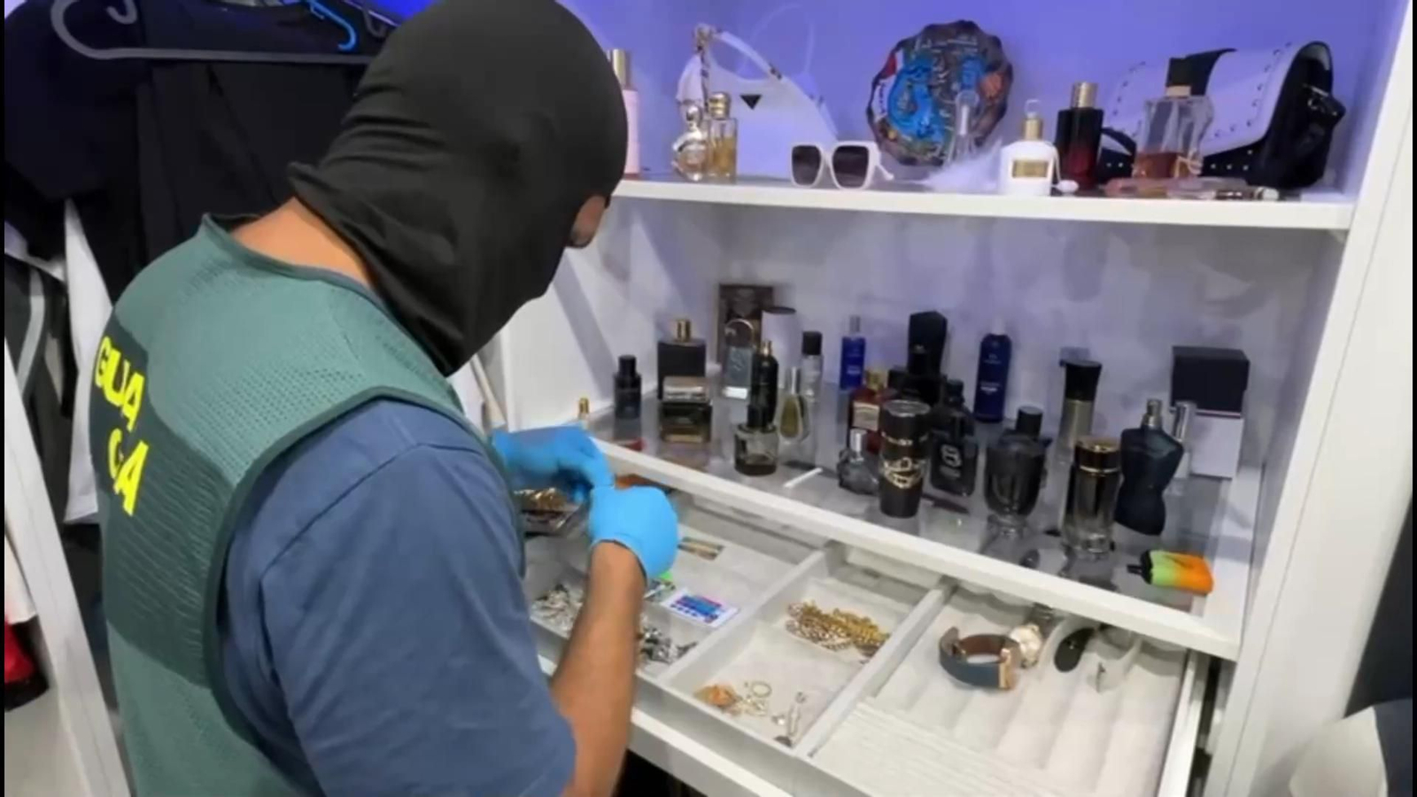 Complementos de lujo en el armario de uno de los detenidos en Cádiz