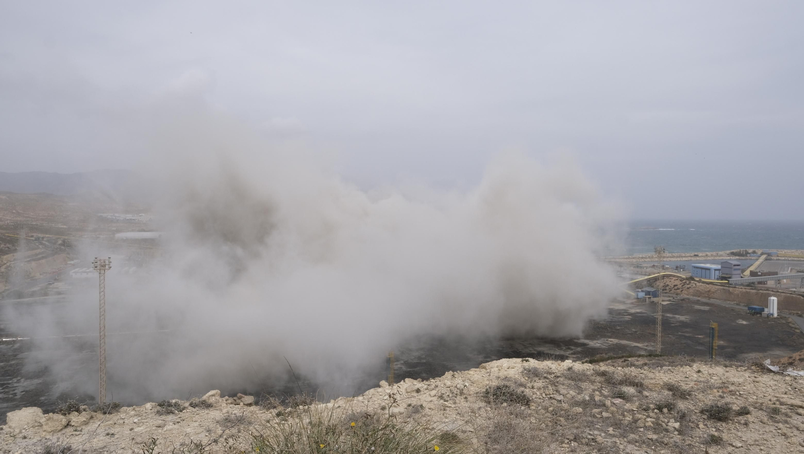 El derribo de la Torre Litoral de Endesa en Carboneras, en imágenes