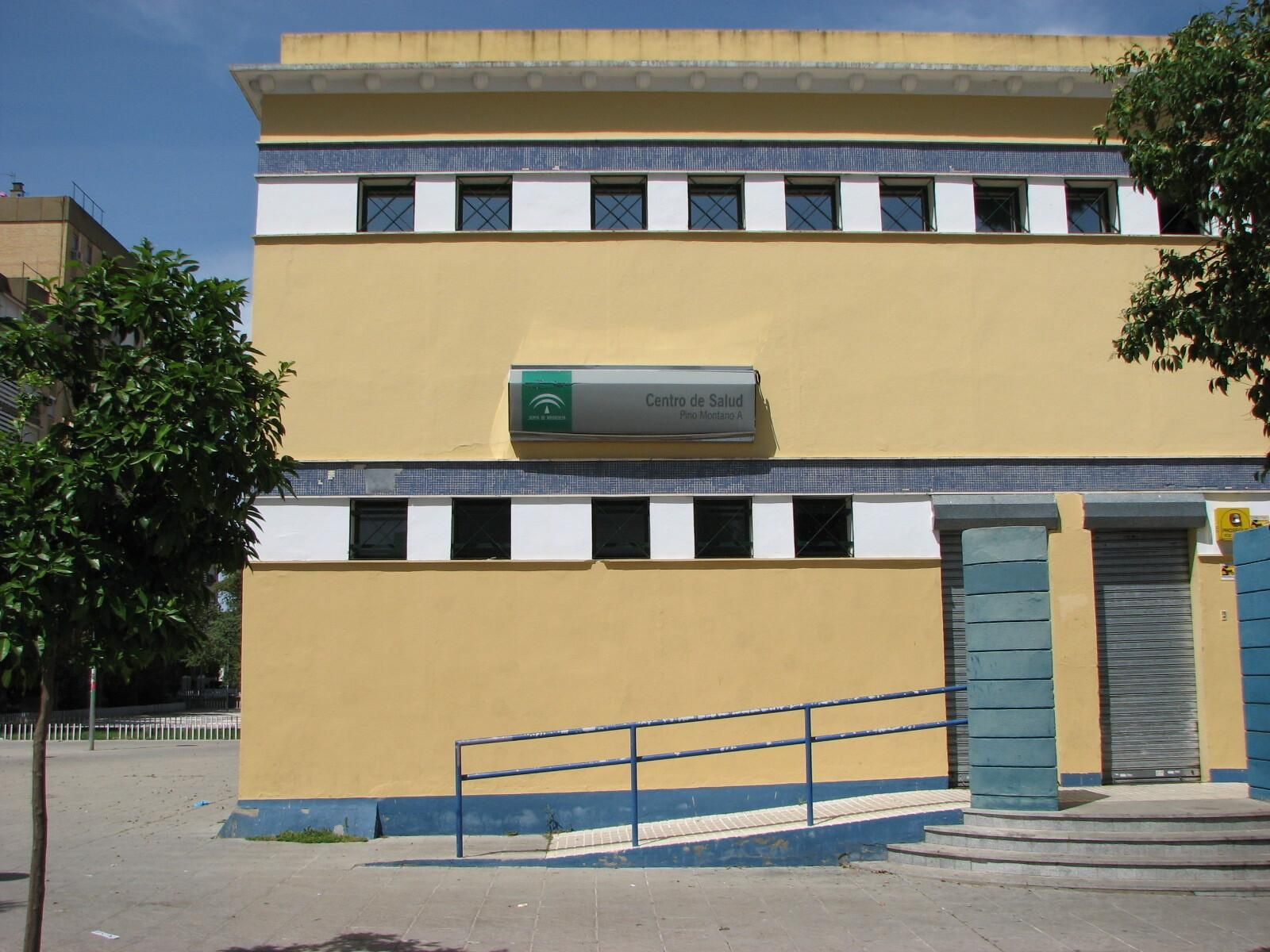 Fachada principal del centro de salud Pino Montano A.