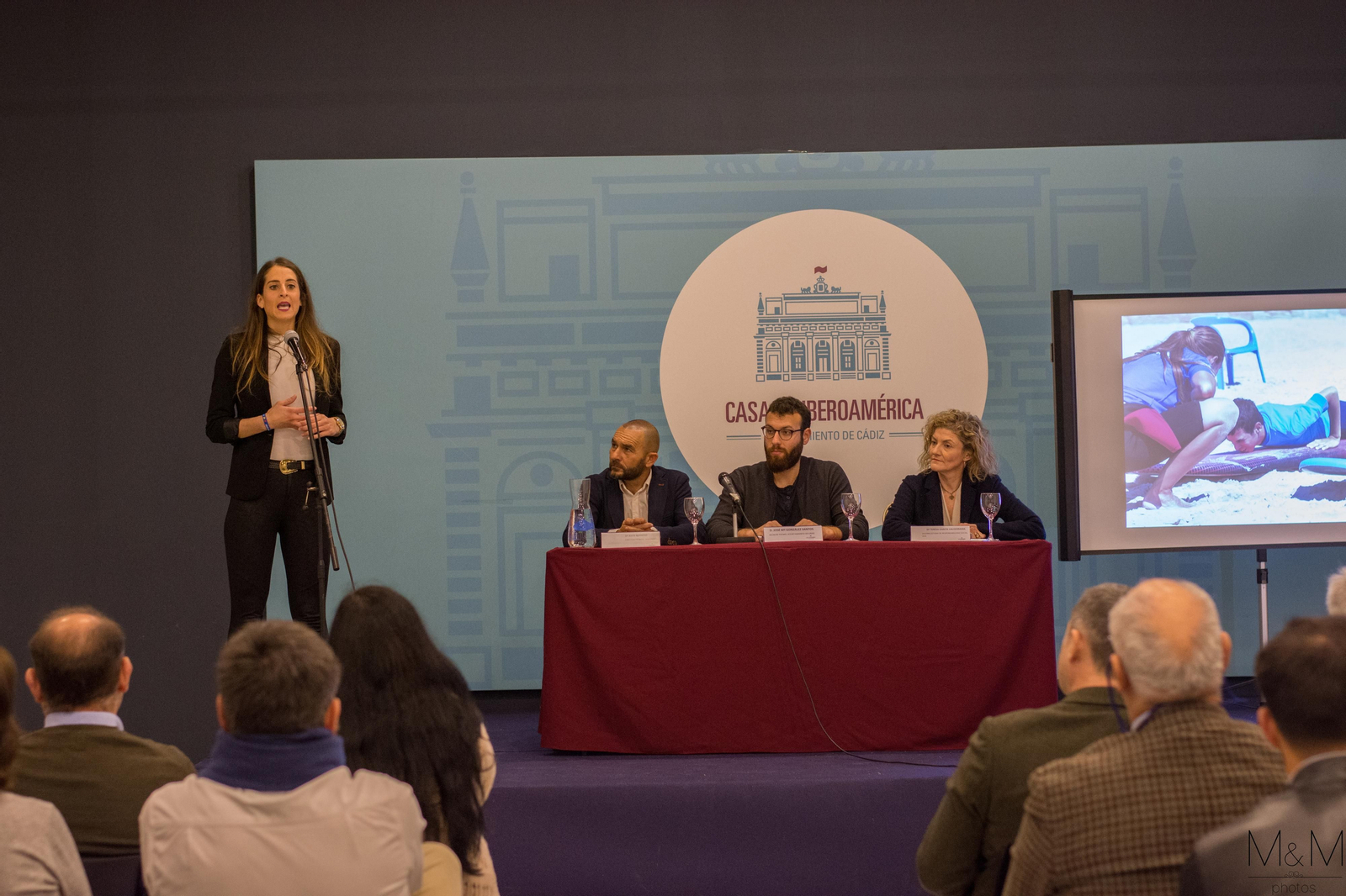 Estefanía Bustos, de Solosurf, interviene en el acto de este viernes.