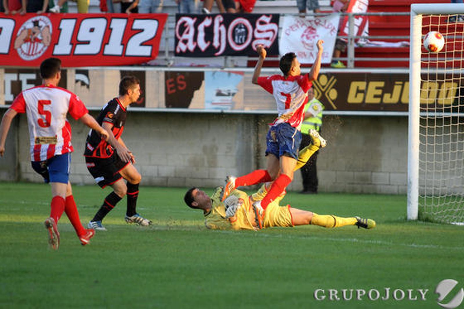 El Algeciras no pasa del empate en casa (0-0) ante un correoso Lucena.

Foto: Andres Carrasco