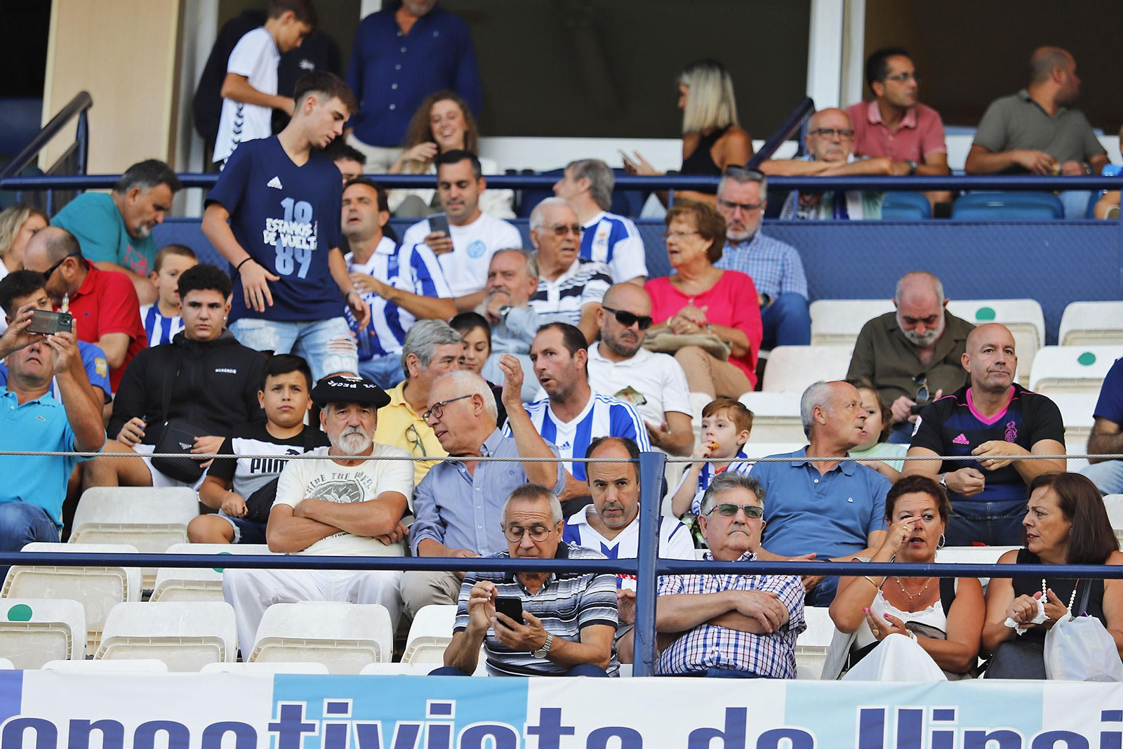 Imágenes del ambiente en el Recreativo de Huelva y Antequera CF