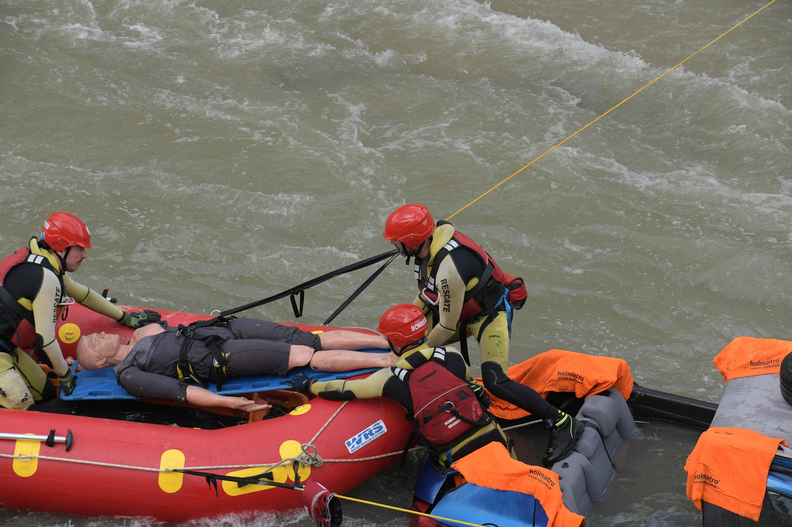 Fotos: Las mejores imágenes del simulacro de rescate de un coche accidentado en el río Genil de Granada