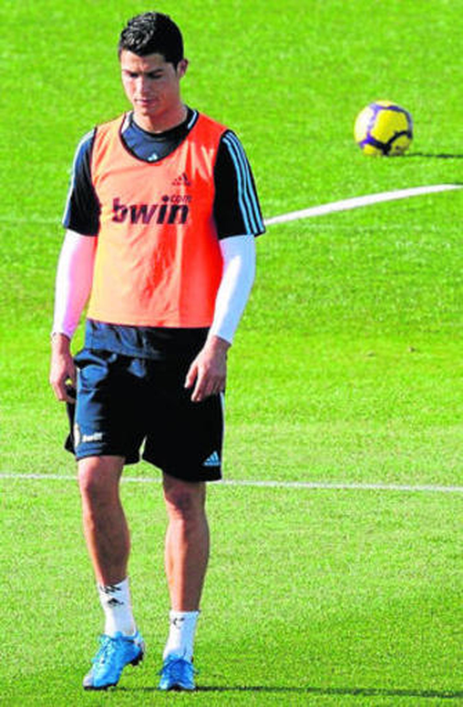 Cristiano Ronaldo, durante el entrenamiento de ayer.
