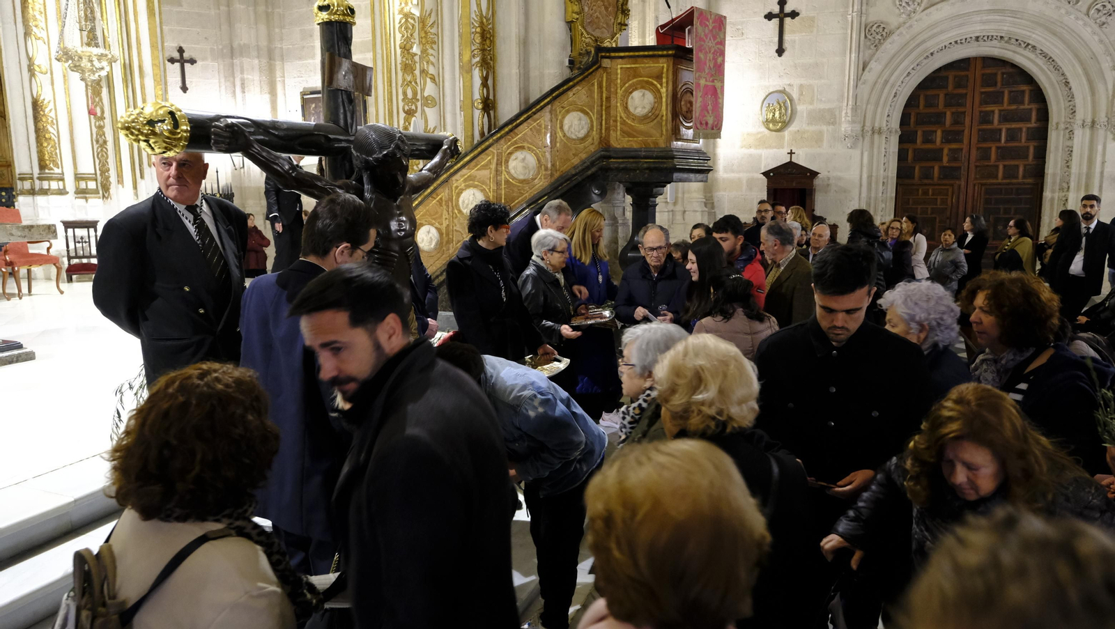 Procesión del Vía Crucis-Cristo de la Escucha en Almería, en imágenes