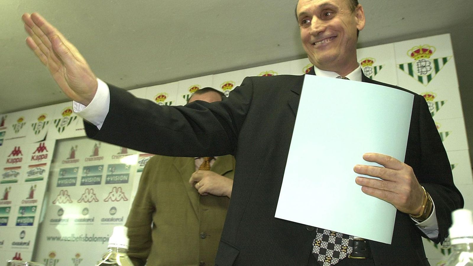 Lopera se despide con su habitual gesto de saludo de una rueda de prensa.