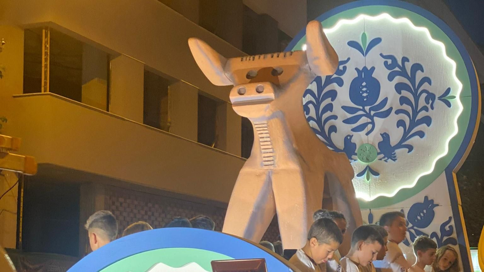 Carroza inspirada en la tradicional cerámica granadina de fajalauza.