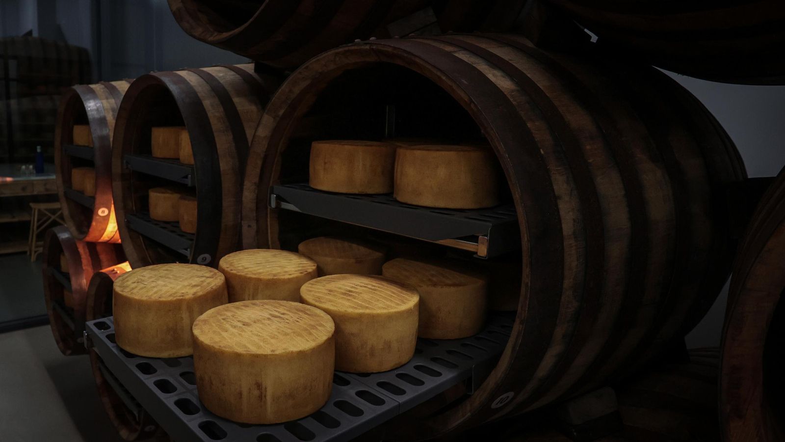 Piezas de los quesos en el interior de la cava del 'Sherry Cask' que recrea el ambiente de una bodega Piezas de los quesos en el interior de la cava del 'Sherry Cask' que recrea el ambiente de una bodega