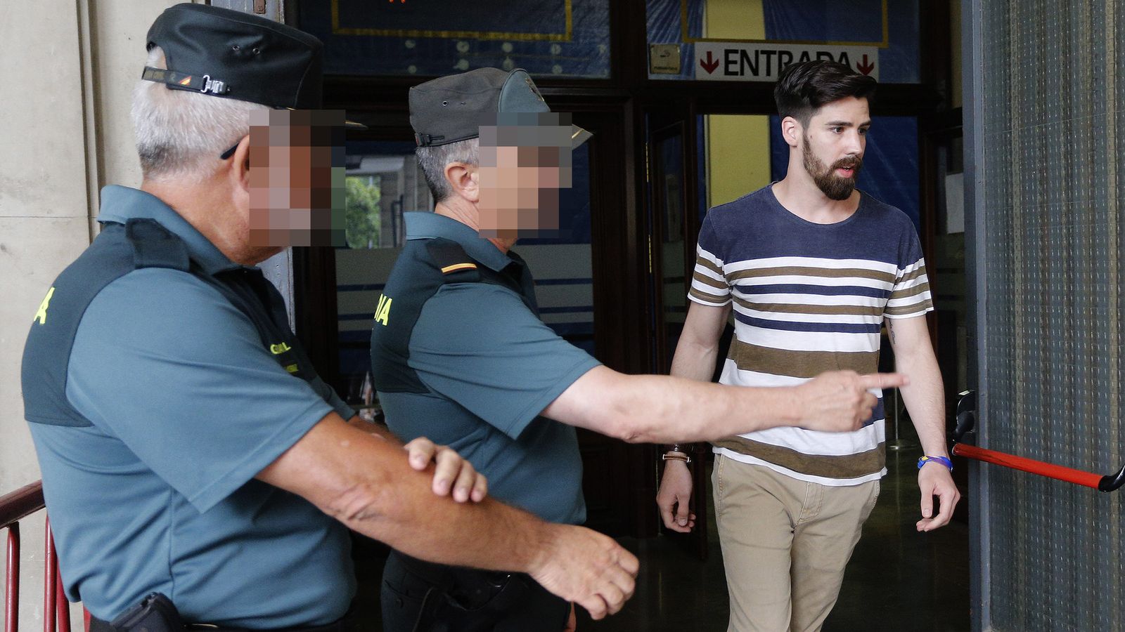 Jesús Escudero sale de los juzgados de Sevilla.