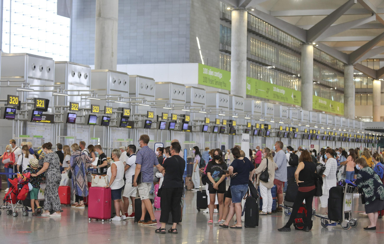 Viajeros en el aeropuerto de Málaga, en una imagen de archivo. Viajeros en el aeropuerto de Málaga, en una imagen de archivo.