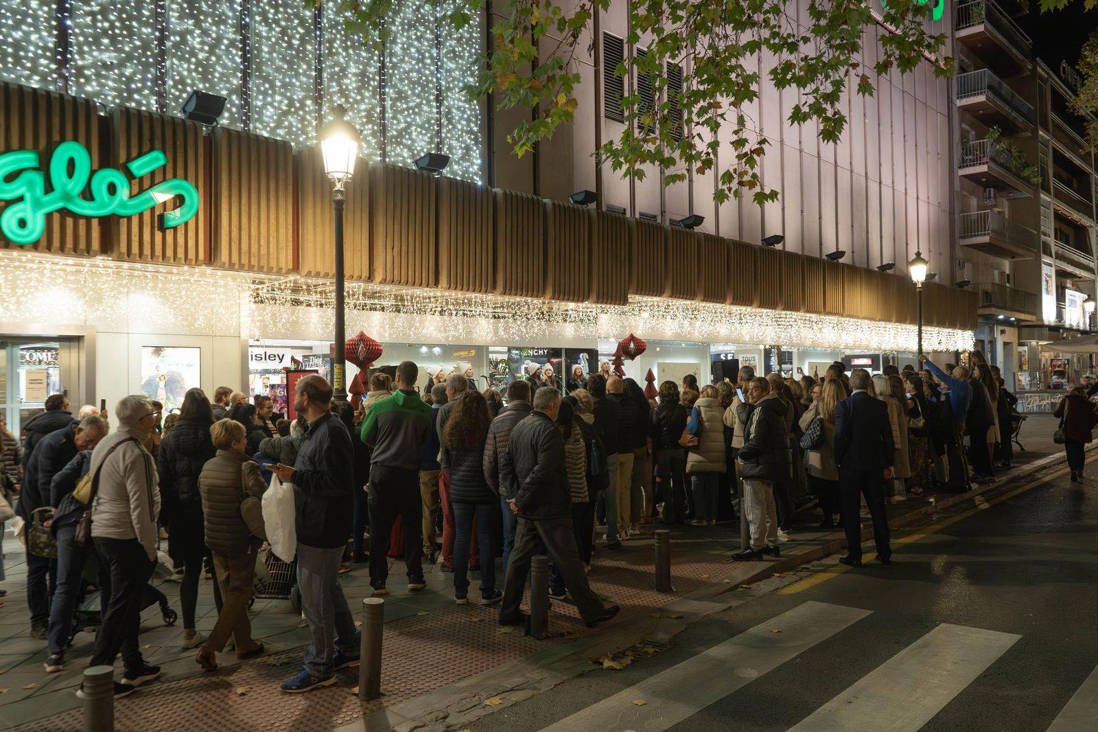 Así se ha iluminado El Corte Inglés de Granada para dar la bienvenida a la Navidad