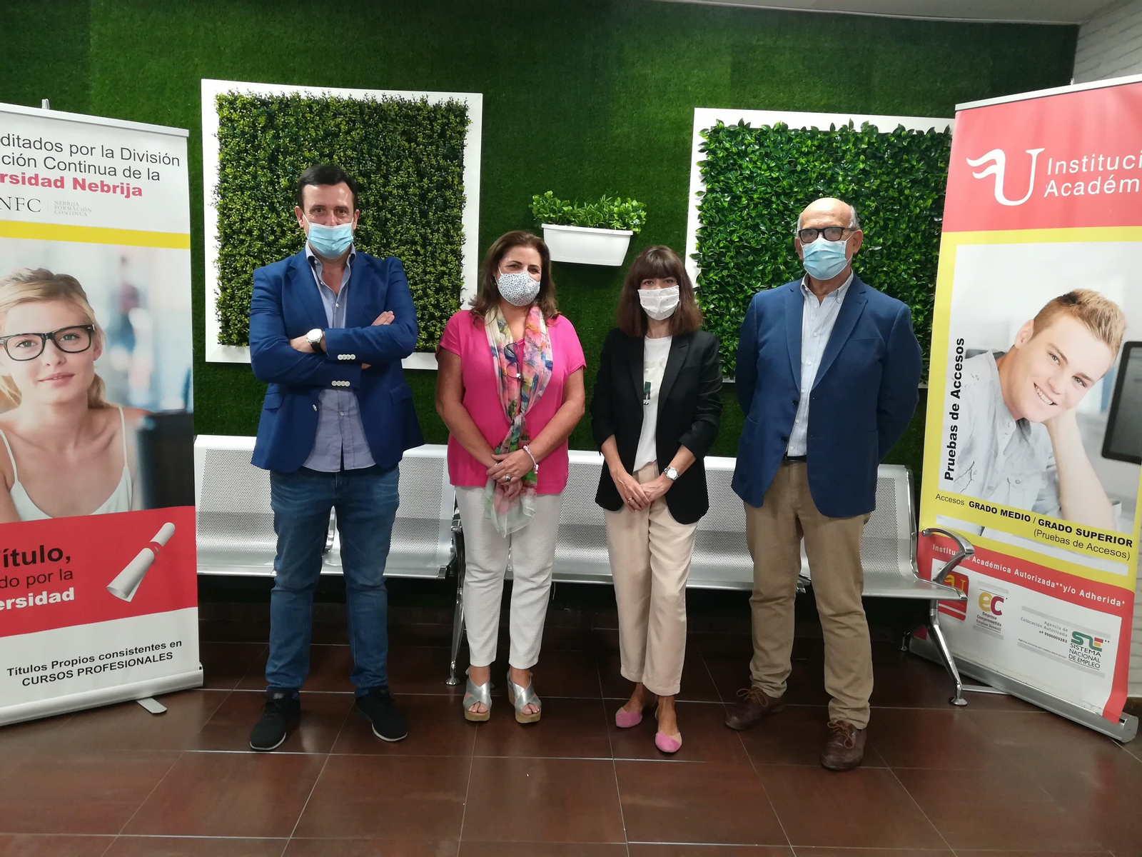 Ignacio Campoy, CEO de Formación Universitaria; María de los Ángeles Fernández, directora general de Proyecto Hombre Sevilla; Antonia Guerrero, directora académica de Formación Universitaria, y Francisco Herrera, presidente de Proyecto Hombre Sevilla.