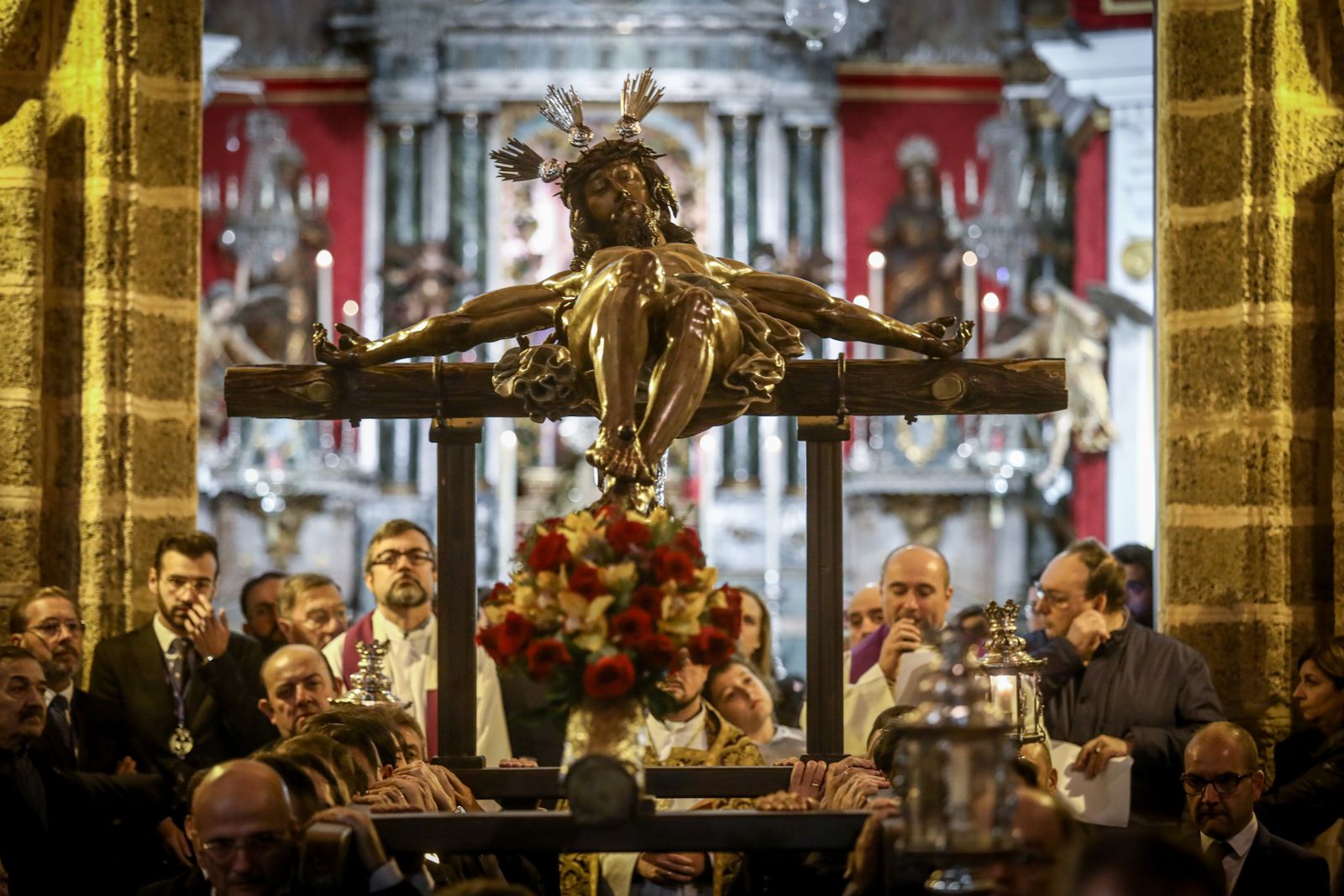 El Cristo de la Misericordia, poco tiempo después de salir por la puerta de la Iglesia de La Palma.