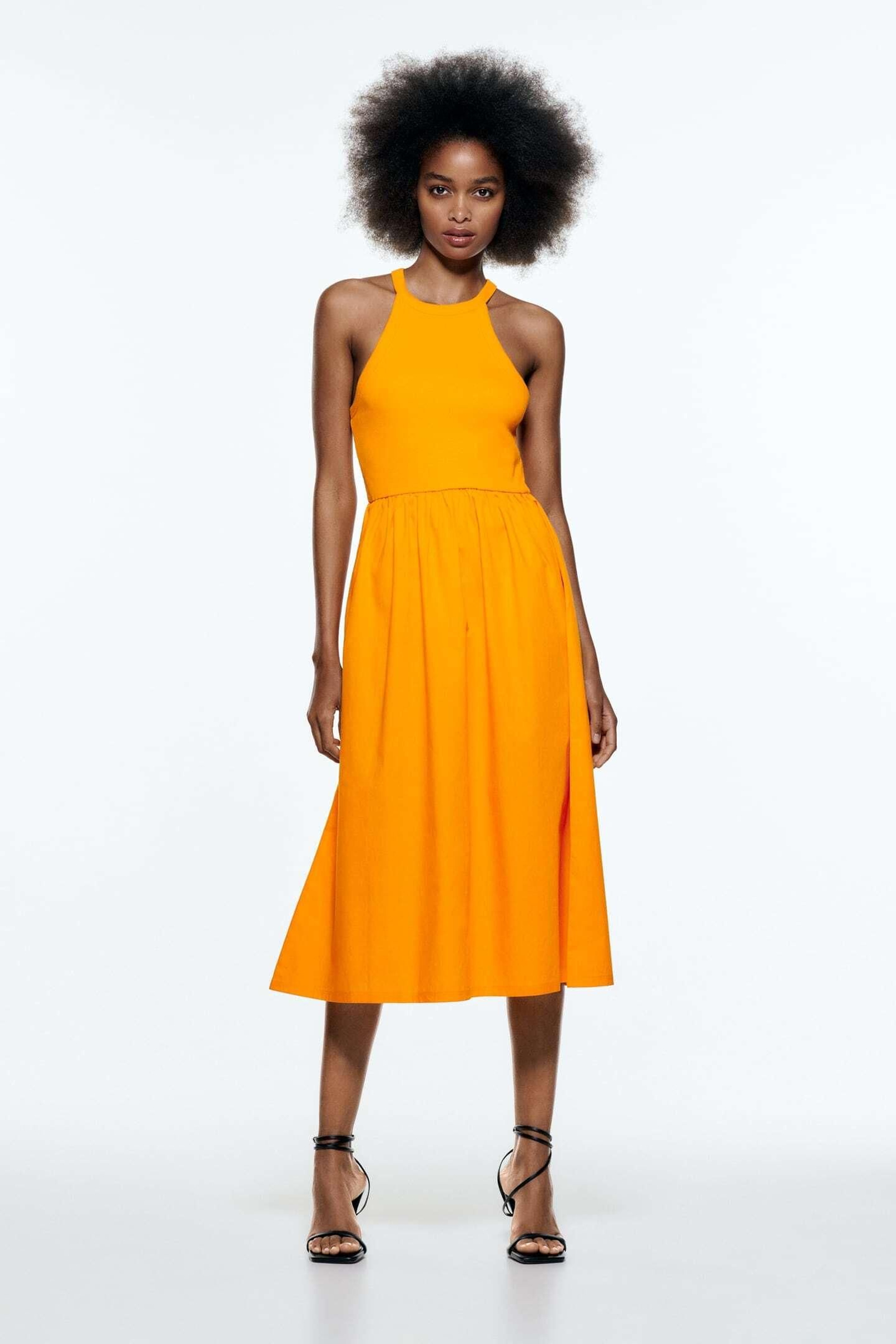 El vestido de verano de color naranja de Zara. El vestido de verano de color naranja de Zara.
