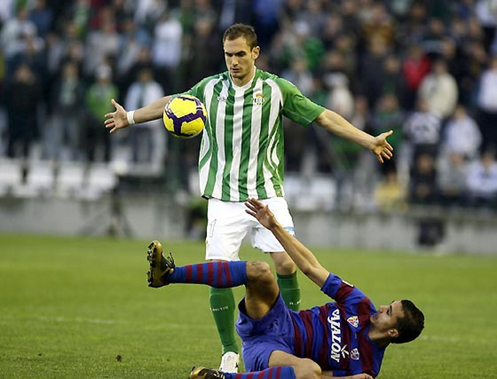 El Betis deja escapar dos puntos ante el Huesca (1-1) en los últimos compases de un partido en el que los de Antonio Tapia terminaron con dos expulsados.

Foto: Antonio Pizarro