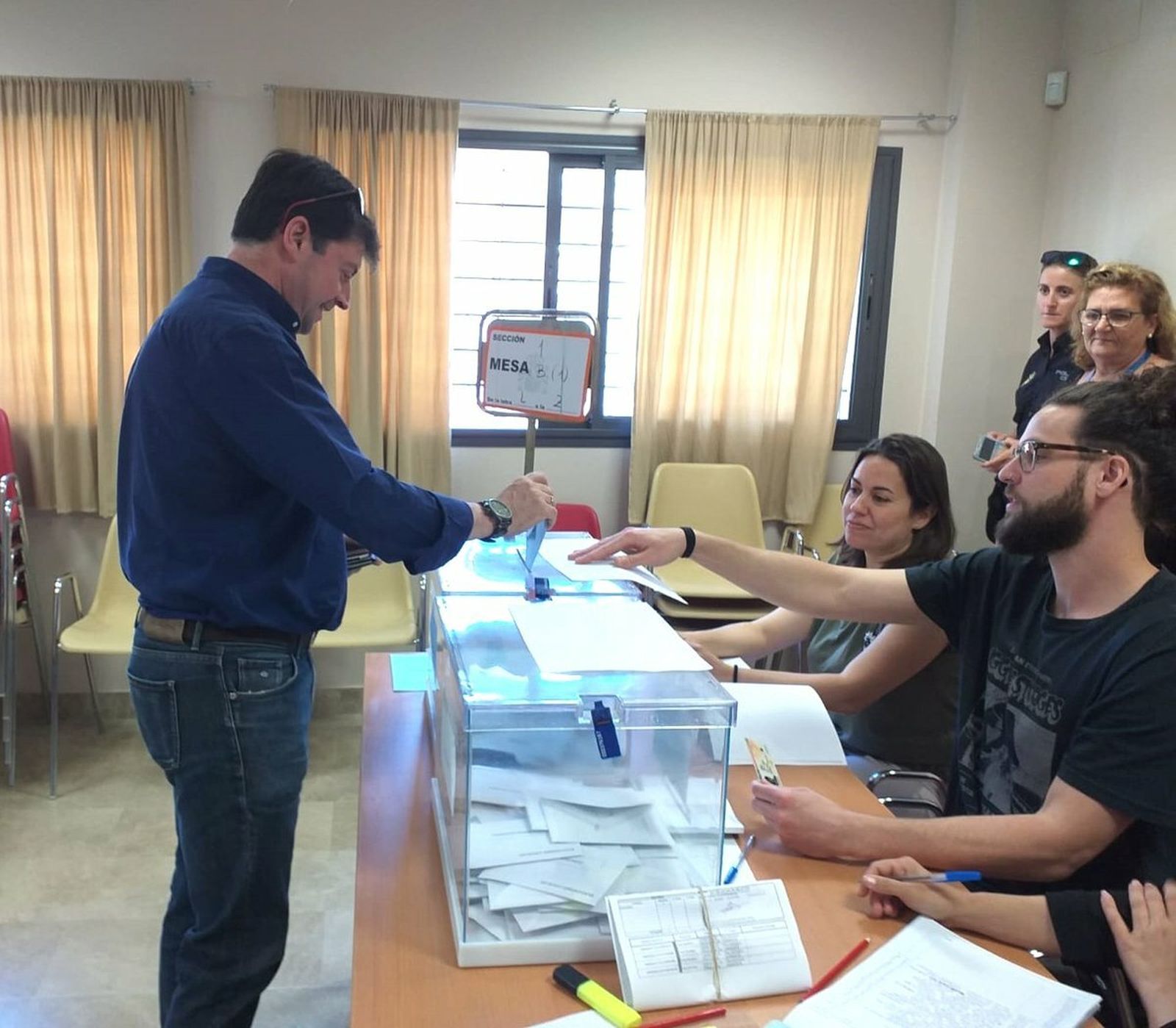 José Antonio López Sánchez, ejerciendo el voto en el día de ayer.