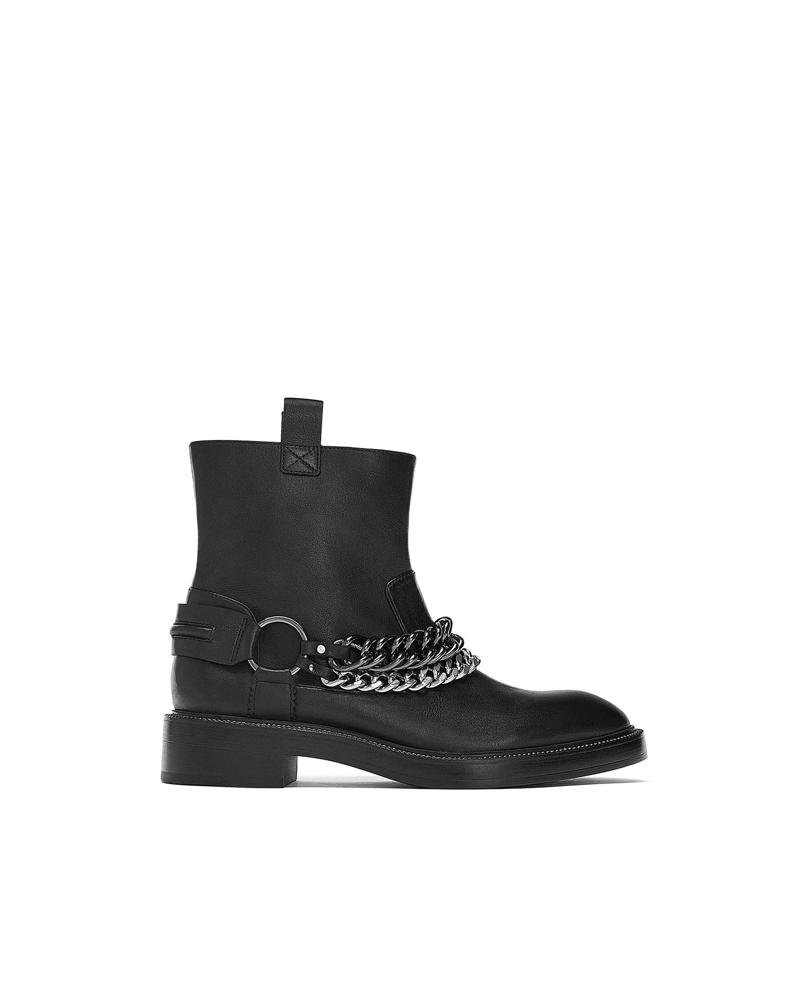 Botines bajos de inspiración rockera: con detalle de cadenas. De Zara. Los mejores zapatos de tendencia esta temporada