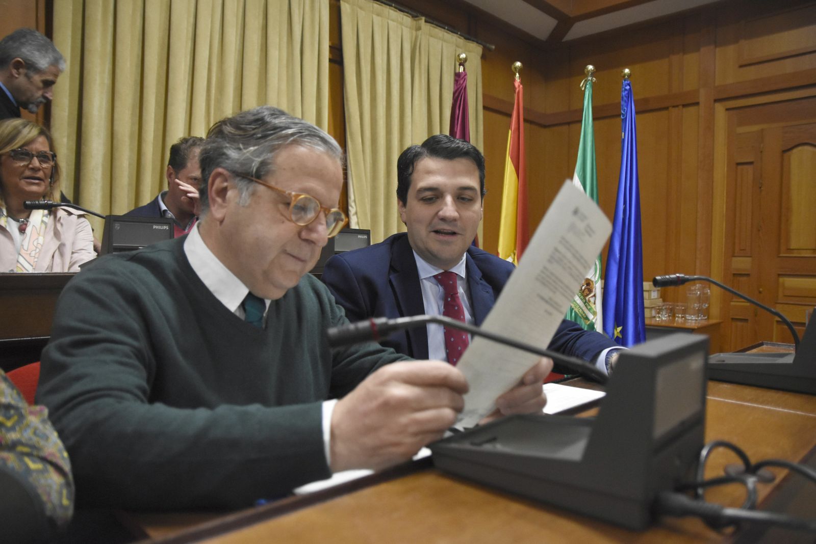 Salvador Fuentes y José María Bellido, en un Pleno.