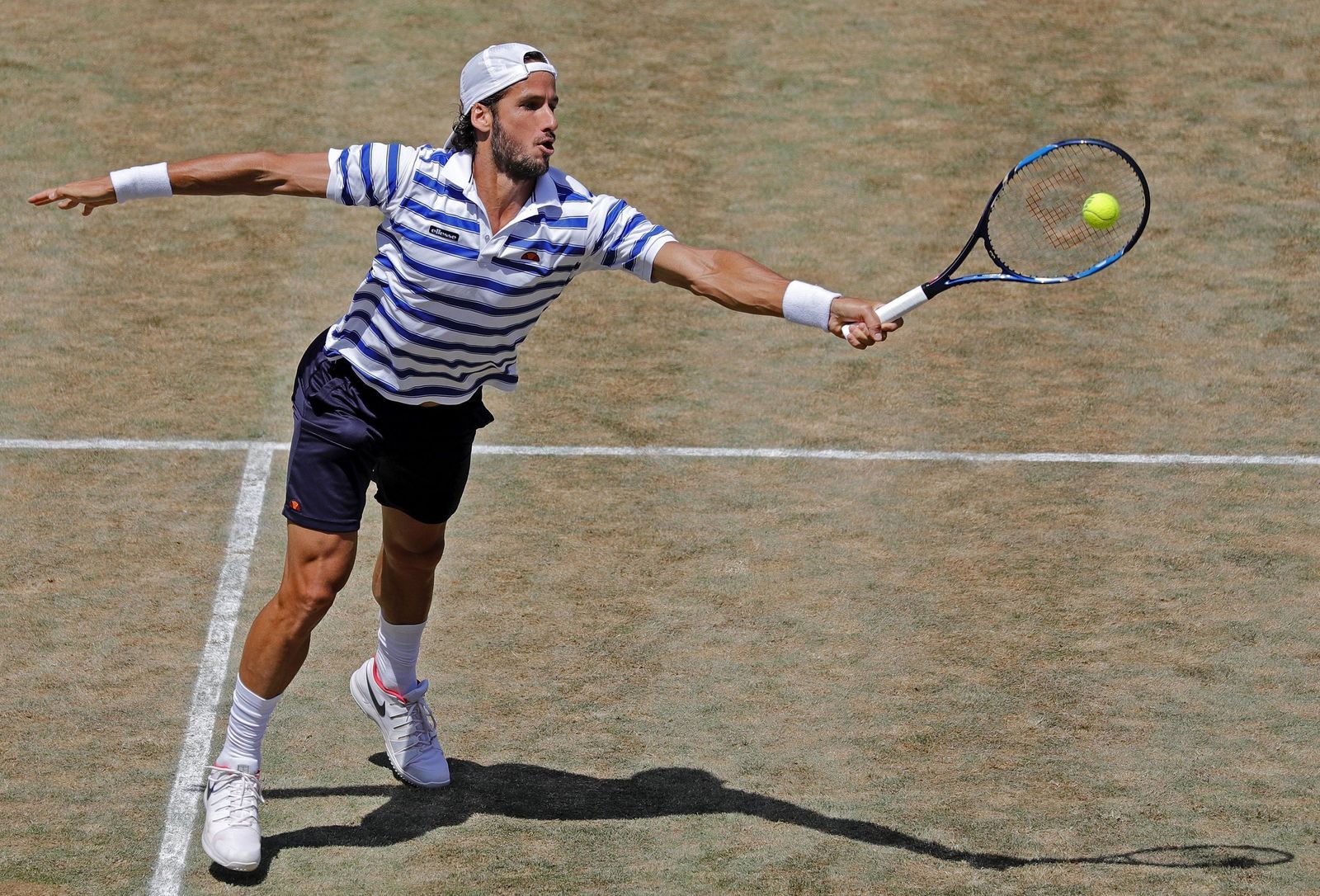 El tenista español Feliciano López devuelve con dificultad una bola de Lucas Pouille en la final de Stuttgart.
