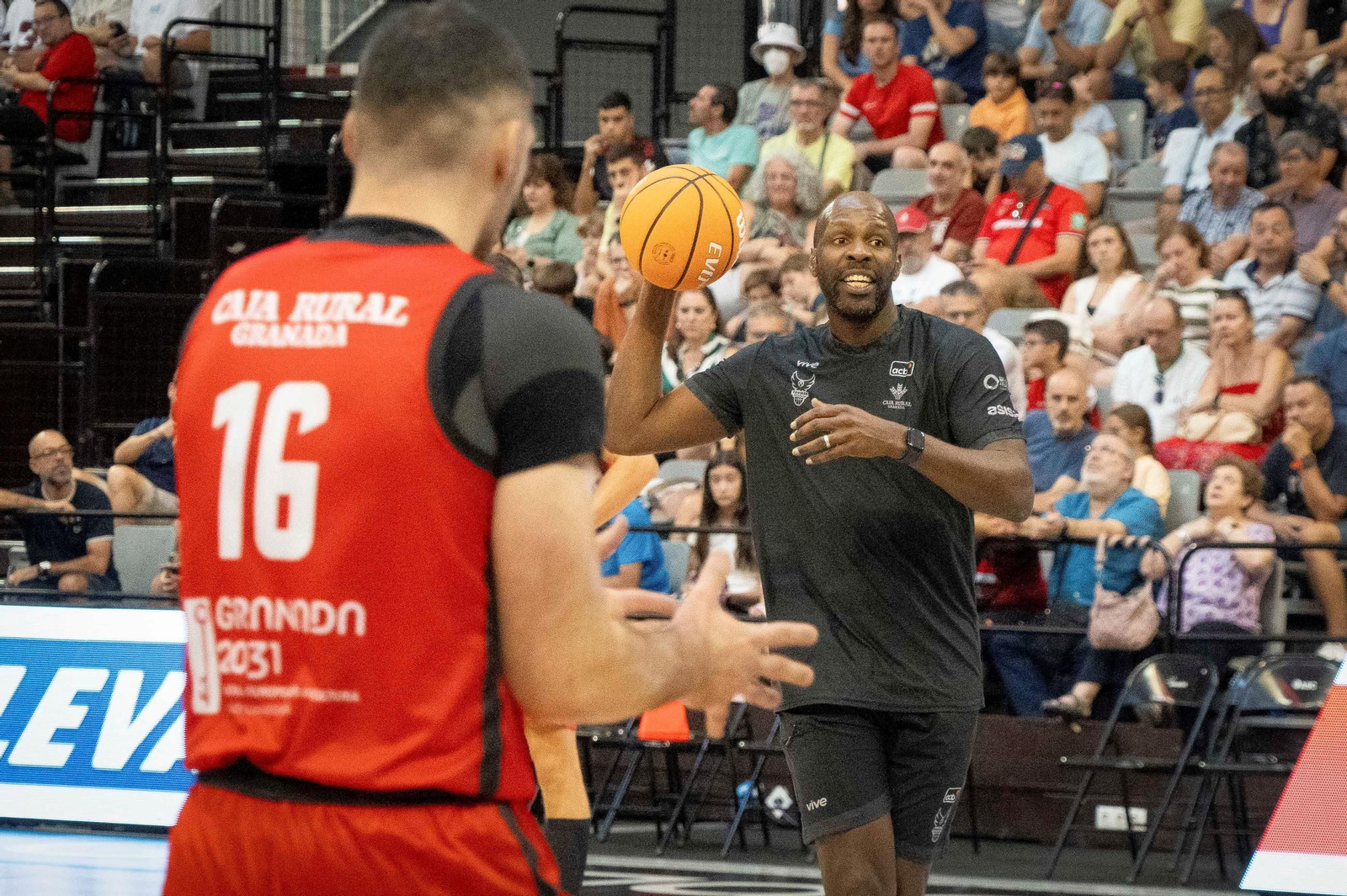 Las imágenes del entreno a puerta abierta del Covirán Granada en el Palacio
