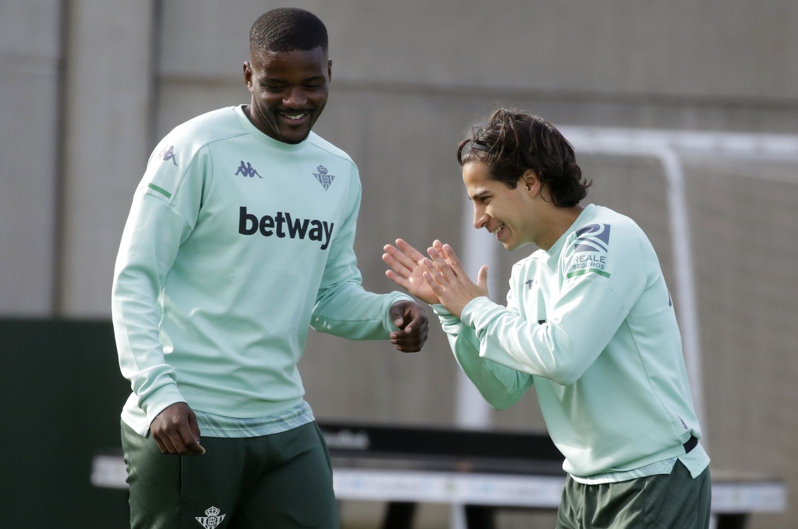 Diego Lainez bromea con William en un entrenamiento.