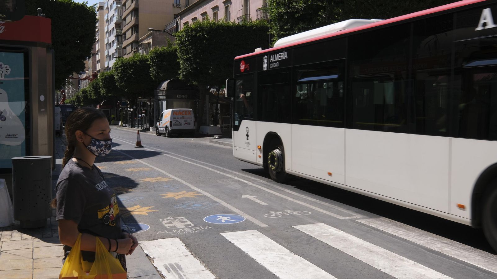 Pivotes y suelo pintado para delimitar el corredor saludable del Paseo