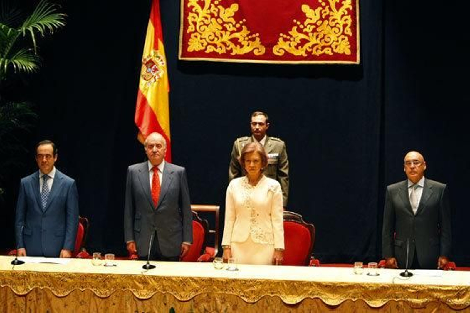 José Bono y Javier Rojo presidieron el acto junto a los Reyes.  Foto: Julio Gonzalez