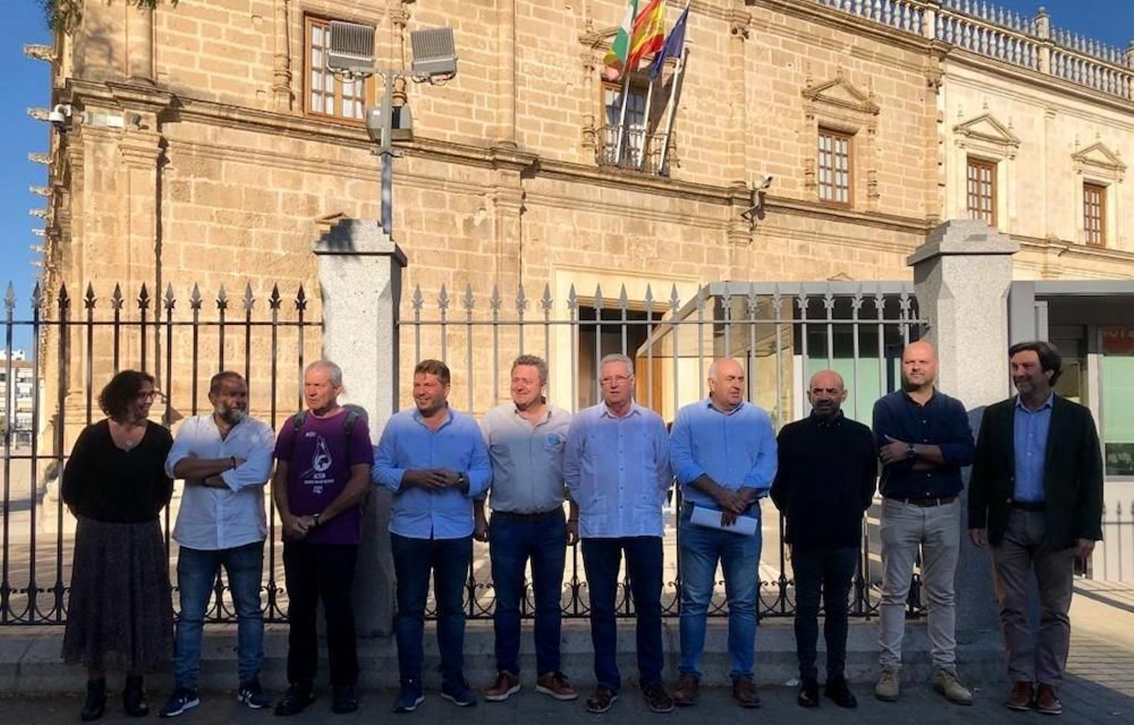 Representantes de la plataforma en favor del cierre del vertedero de Nerva frente al Parlamento de Andalucía.