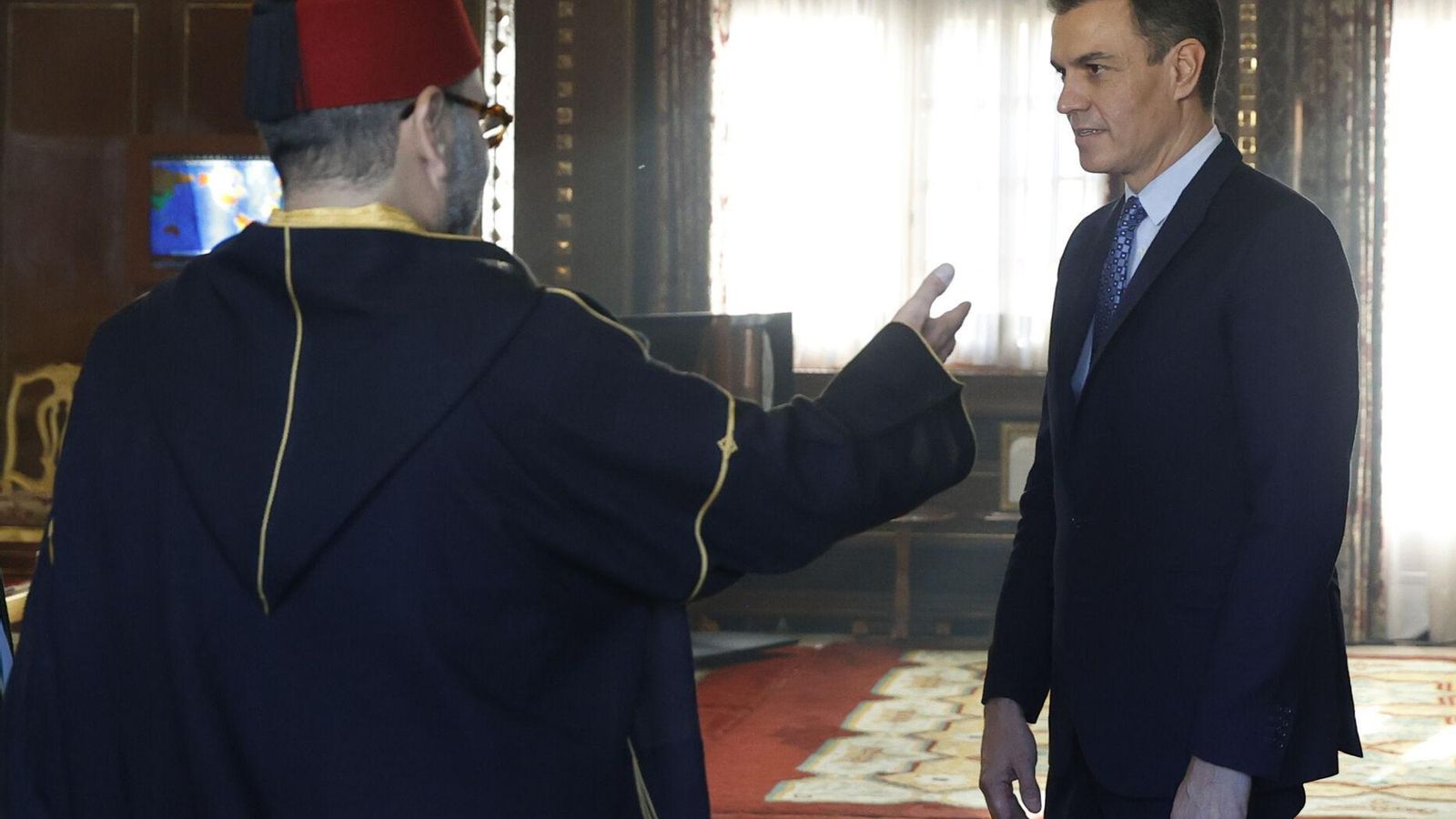 Pedro Sánchez saluda al rey Mohamed VI de Marruecos en abril de 2022.