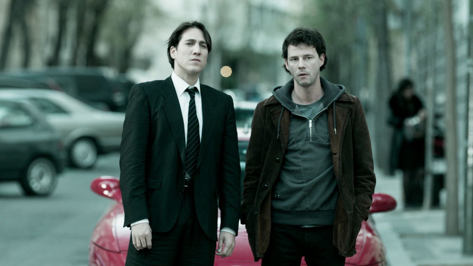 Alberto Ammann y Eloy Azorín, amigos y aliados protagonistas de la serie 'Apaches'.