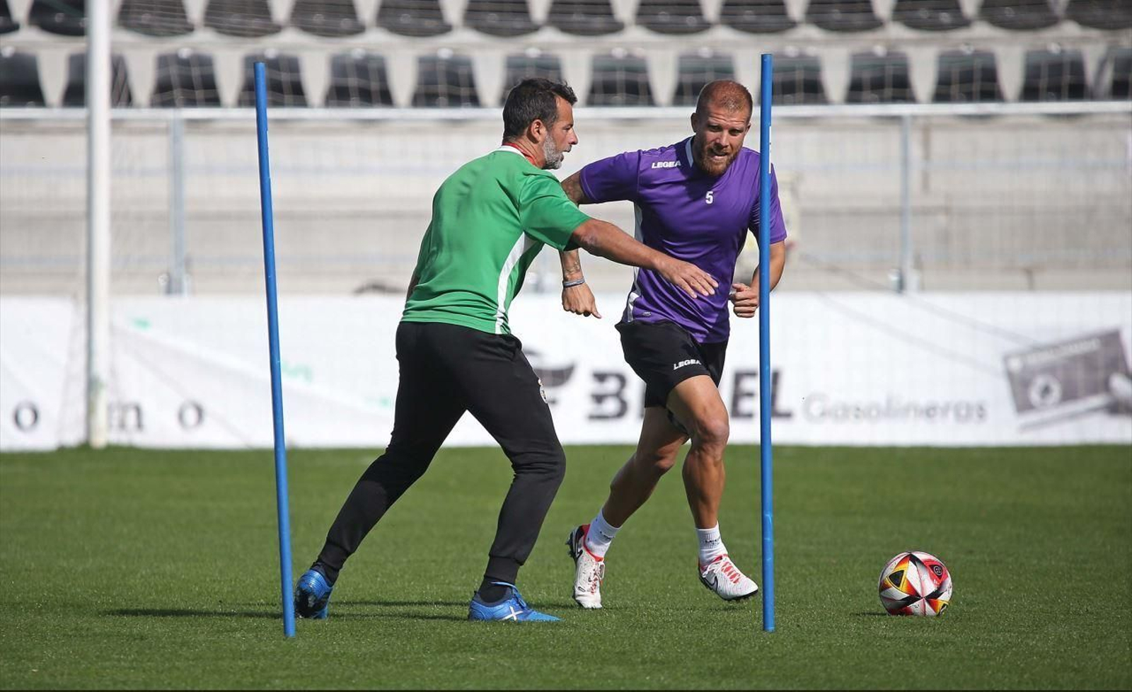 Mere da instrucciones a Morcillo, que vuelve a la convocatoria