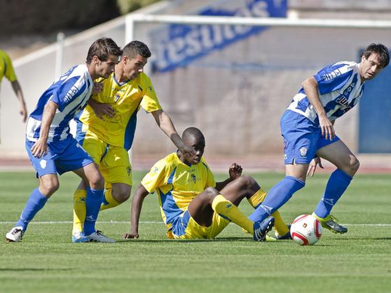Carlos Caballero y Moke pugnan por un balón. 

Foto: LOF