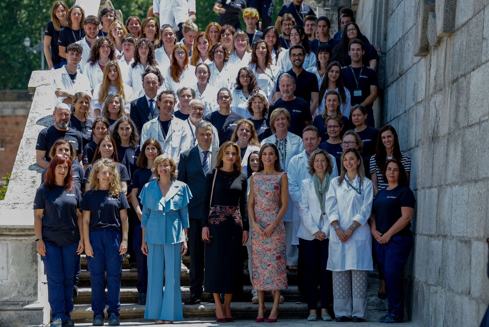 Rania y doña Letizia posan con los alumnos y profesores de la escuela taller