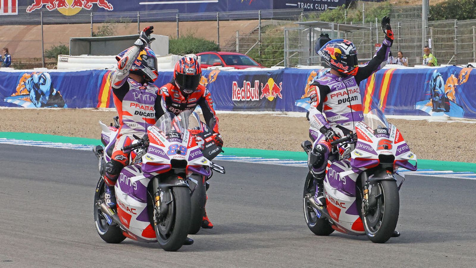 Martín (89), saluda a la afición del Circuito de Jerez-Ángel Nieto