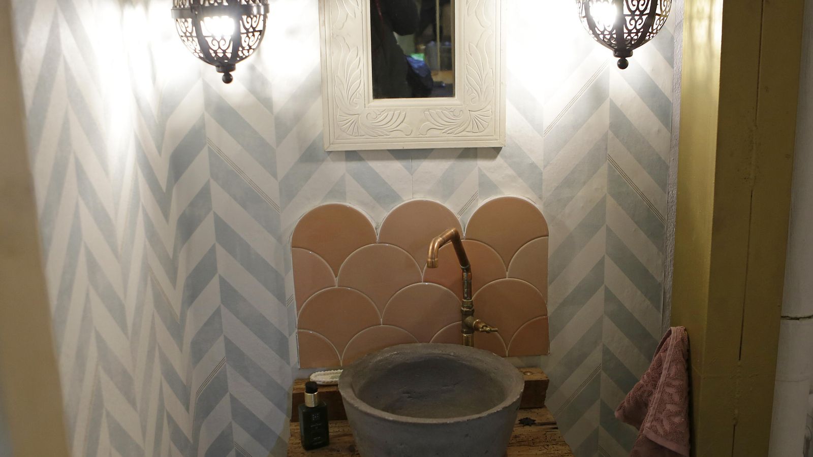 El baño decorado por ellas con objetos reciclados: el pie de una máquina de escribir, y y un trozo de madera.