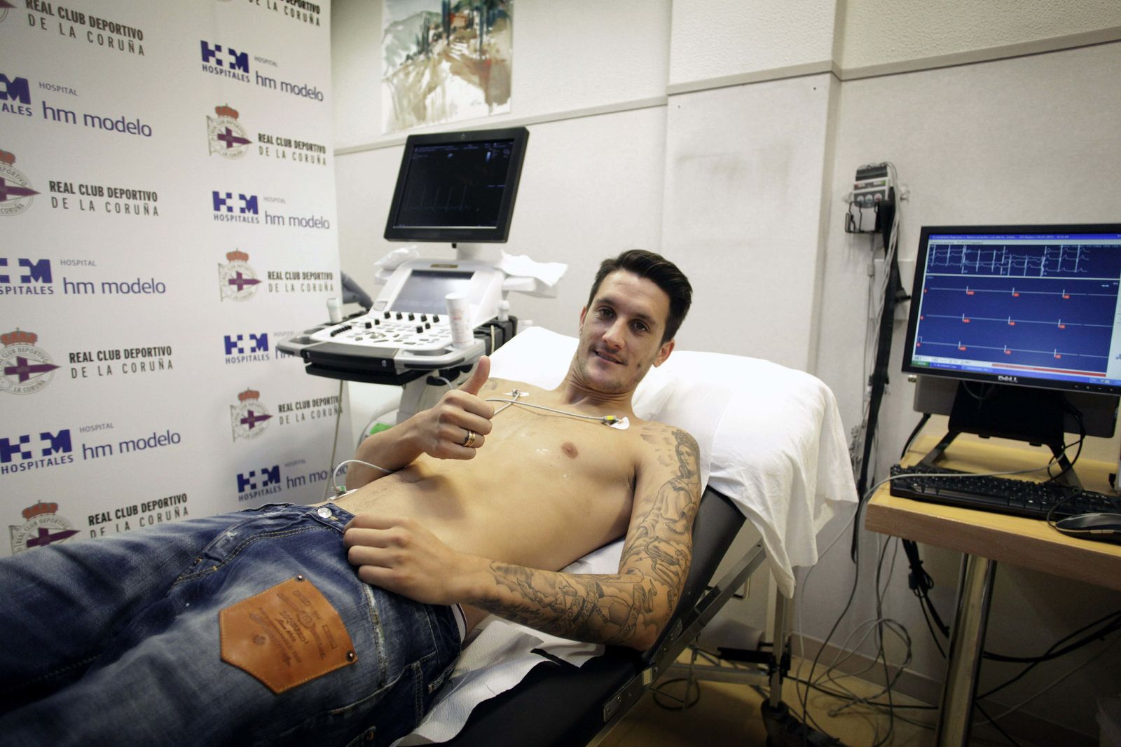 Luis Alberto pasa reconocimiento médico con el Deportivo cuando jugó cedido en este equipo hace dos temporadas.