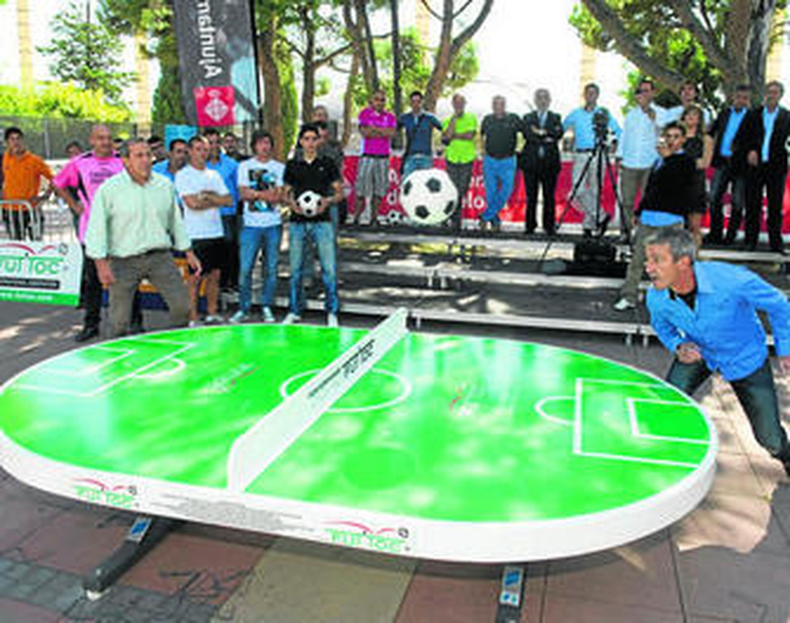 Los ex futbolistas Víctor Muñoz y Pichi Alonso, en una exhibición de futtoc.