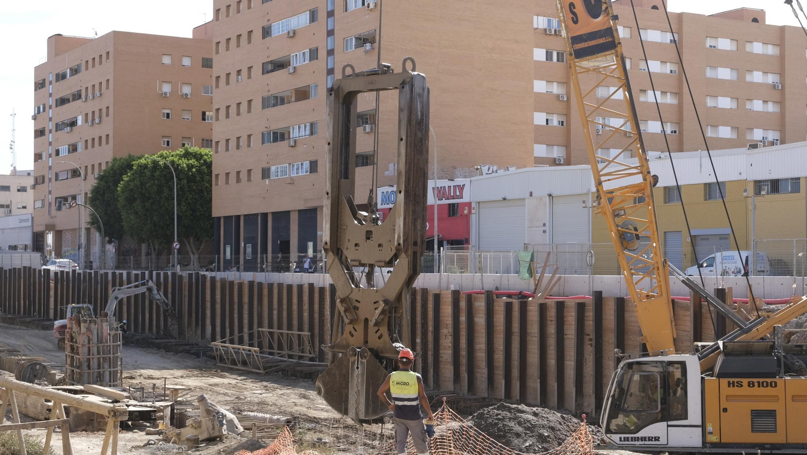 El Puente de la Avenida del Mediterráneo en su última fase de desmantelamiento, en imágenes