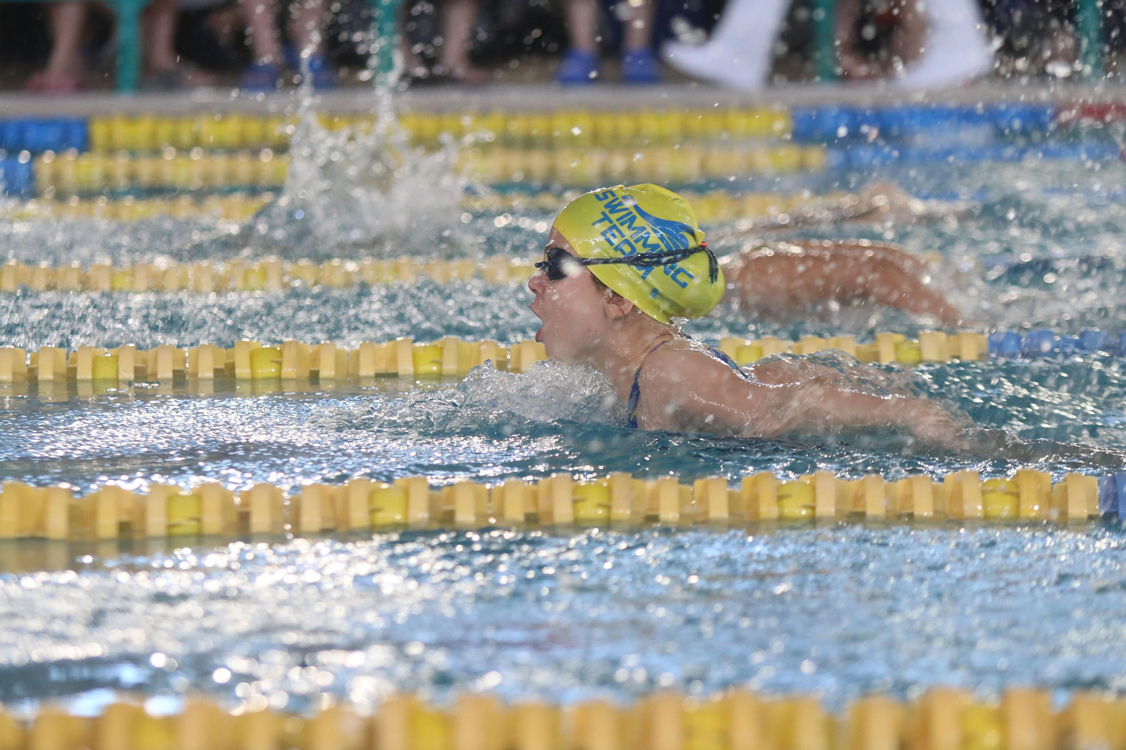Una niña practica natación.