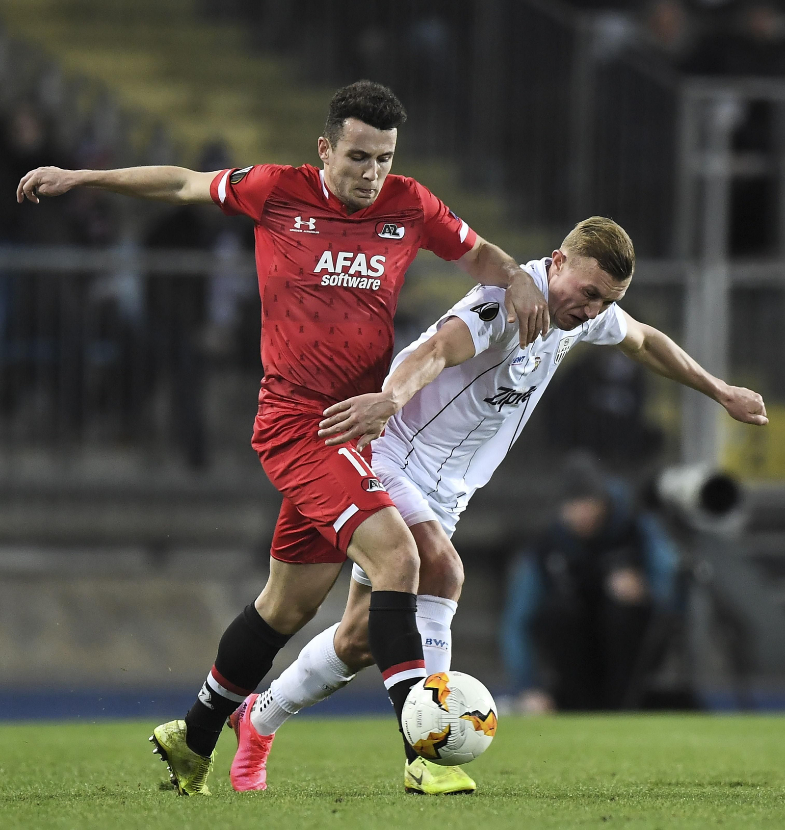 Idrissi se zafa de Holland en el LASK-AZ Alkmaar de la pasada Europa League.