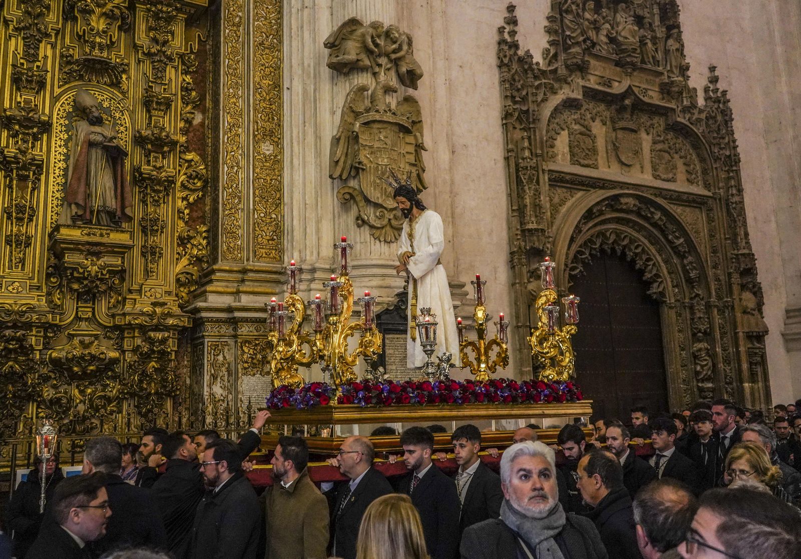 El vía crucis de las cofradías, en imágenes