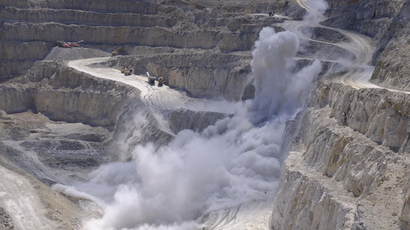 Espectacular imagen de la voladura de la que se extrajeron 22.000 toneladas de yeso.