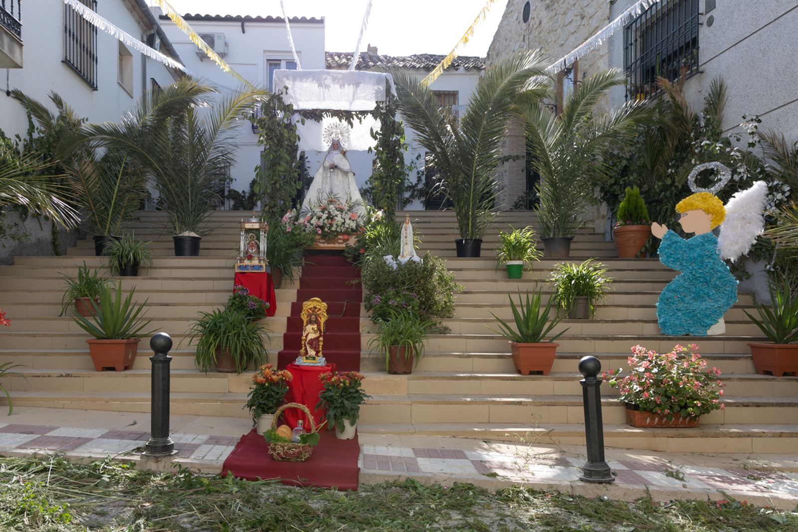 Los vecinos de Villardompardo exponen las obras de su Corpus un año más, en imágenes