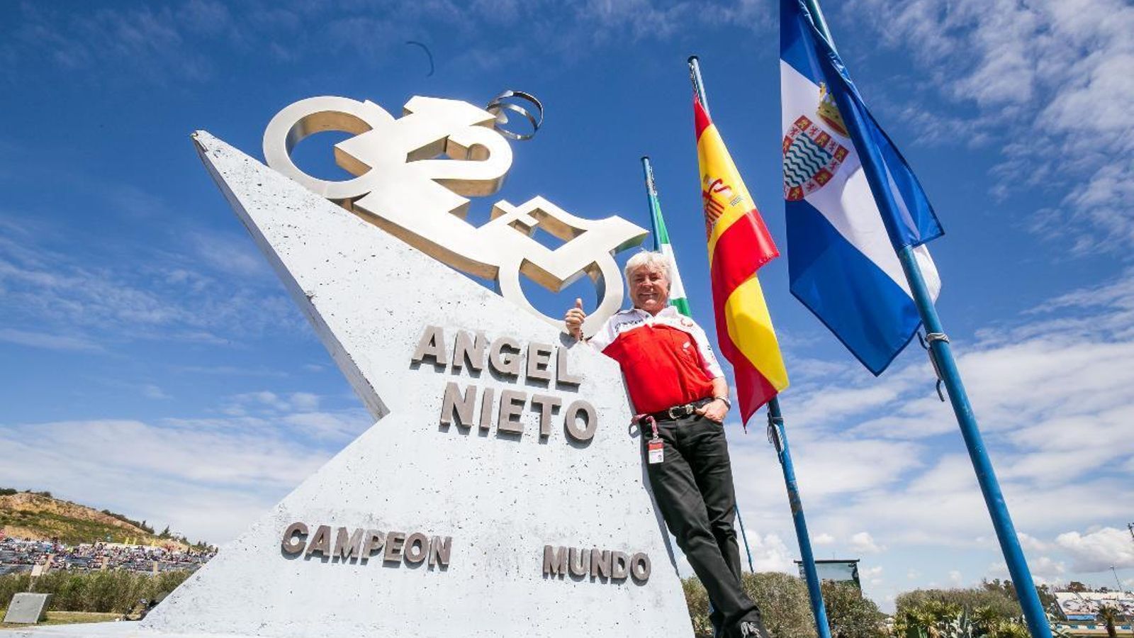El tristemente desaparecido Ángel Nieto, en una imagen posando junto a su monumento.