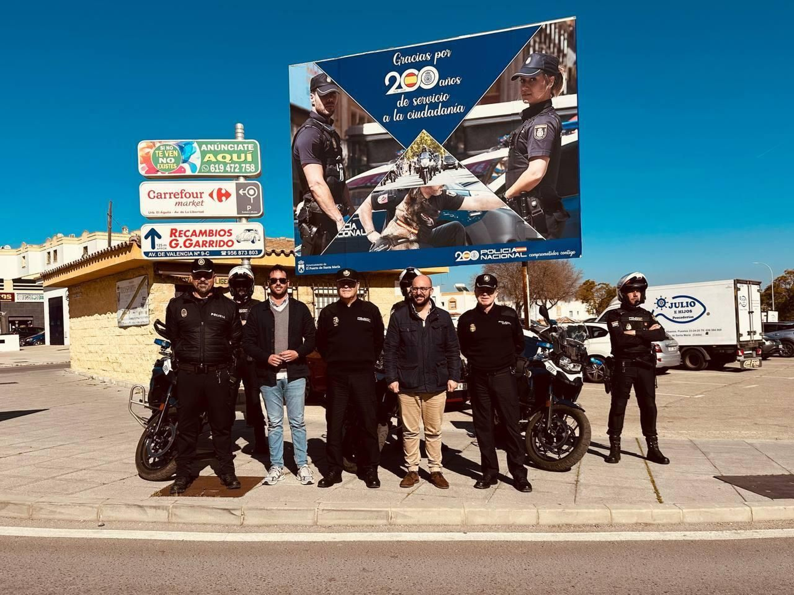 Representantes municipales y de la Policía Nacional, junto a la valla. Representantes municipales y de la Policía Nacional, junto a la valla.